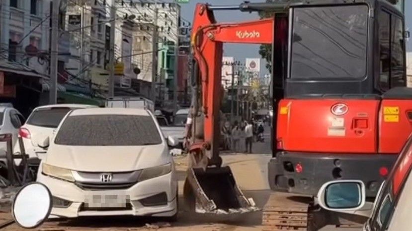 Escaped Using Backhoe Police apologise after using backhoe to clear flood-blocking cars in ...