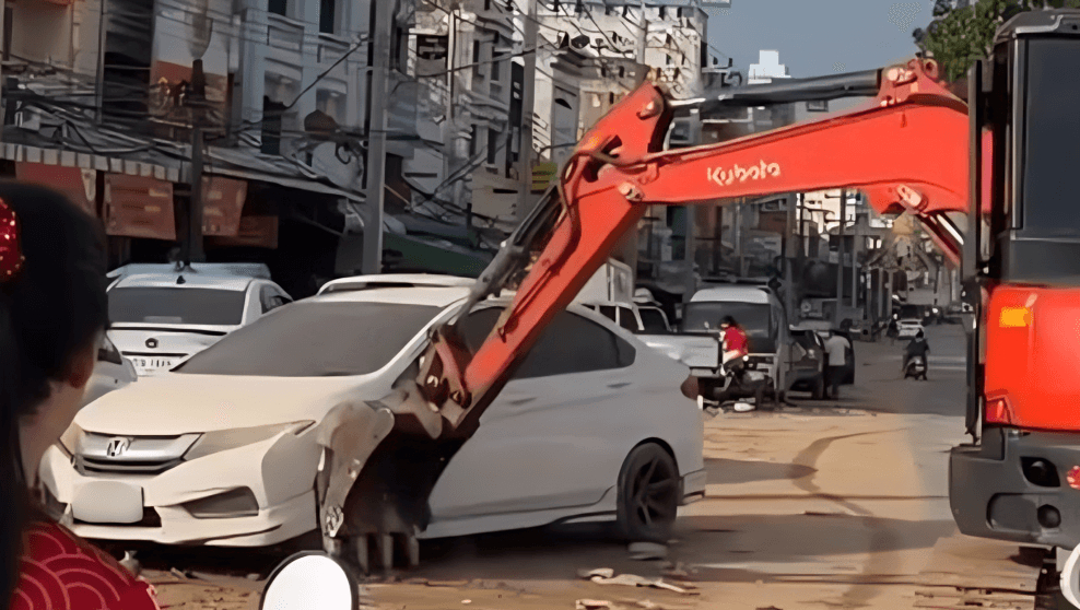 Escaped Using Backhoe Police apologise after using backhoe to clear flood-blocking cars in ...